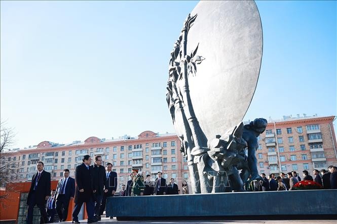 Thủ tướng Phạm Minh Chính dâng hoa tại Tượng đài Chủ tịch Hồ Chí Minh (Quảng trường Hồ Chí Minh) ở Thủ đô Moskva, Liên bang Nga.