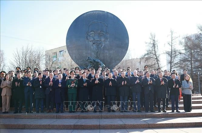 Thủ tướng Phạm Minh Chính với các đại biểu tham dự lễ dâng hoa tại Tượng đài Chủ tịch Hồ Chí Minh (Quảng trường Hồ Chí Minh) ở Thủ đô Moskva, Liên bang Nga.