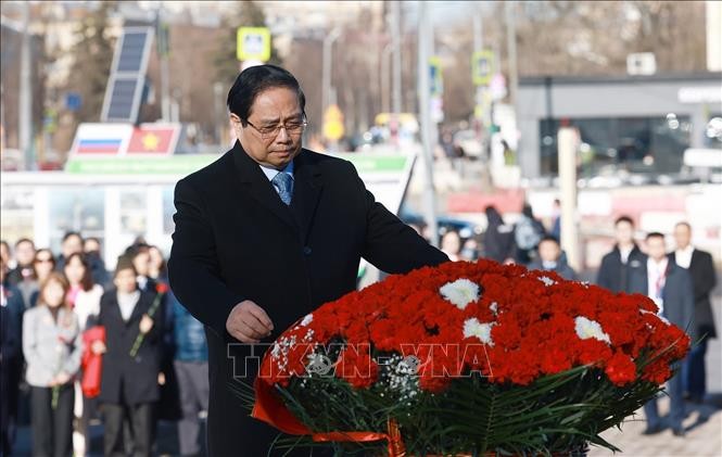 Thủ tướng Phạm Minh Chính dâng hoa tại Tượng đài Chủ tịch Hồ Chí Minh (Quảng trường Hồ Chí Minh) ở Thủ đô Moskva, Liên bang Nga.