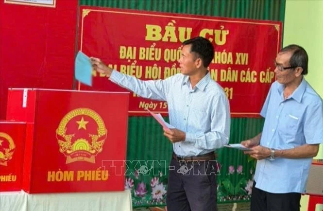 Các cử tri bỏ phiếu tại khu vực bỏ phiếu số 19, tổ 17, phường Long Bình. Ảnh: Sỹ Tuyên/TTXVN