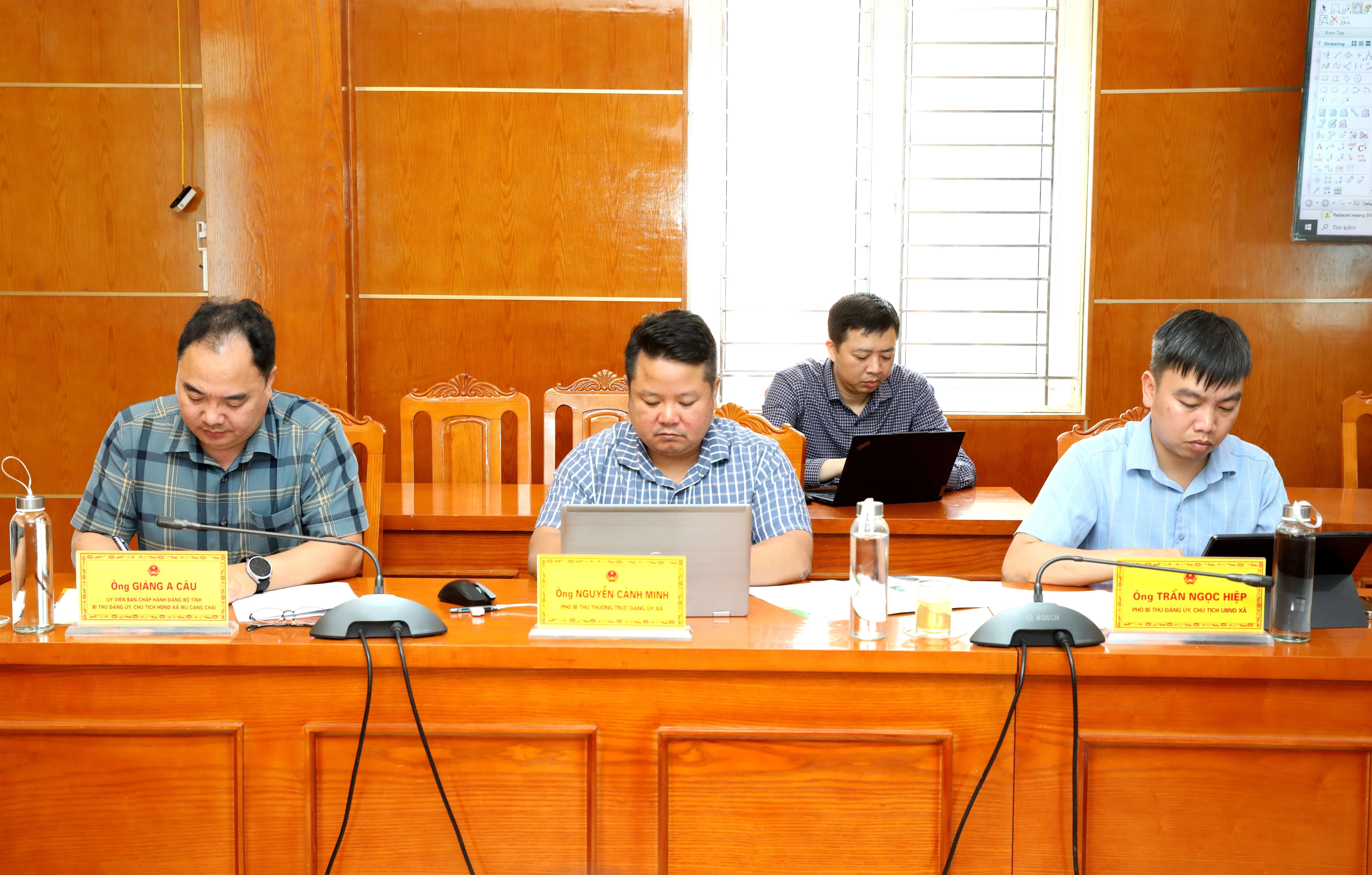 Lãnh đạo xã Mù Cang Chải tham gia buổi làm việc.