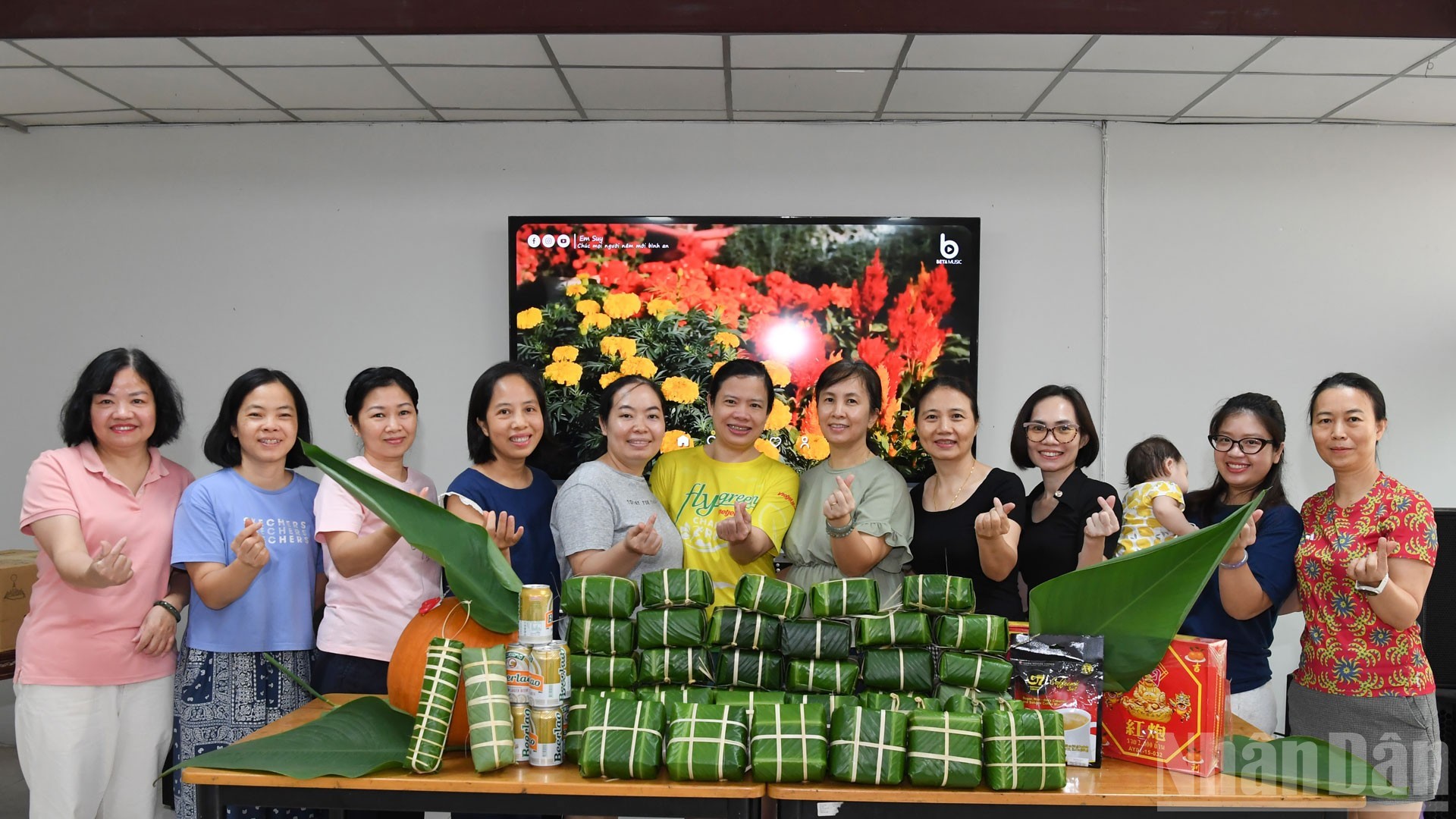 Cán bộ, nhân viên Đại sứ quán và các cơ quan bên cạnh Đại sứ quán phấn khởi trong những ngày Tết cổ truyền của dân tộc.