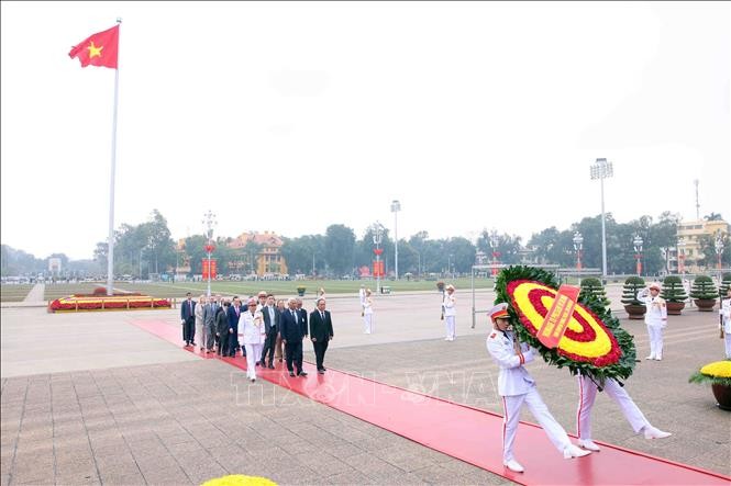 Cũng trong sáng 29/1, Chủ tịch Hội đồng châu Âu António Costa đến đặt vòng hoa và vào Lăng viếng Chủ tịch Hồ Chí Minh.