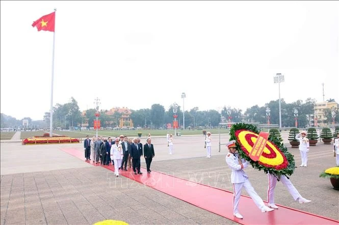 Cũng trong sáng 29/1, Chủ tịch Hội đồng châu Âu António Costa đến đặt vòng hoa và vào Lăng viếng Chủ tịch Hồ Chí Minh.