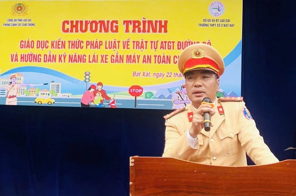 can-bo-giao-thong-tuyen-truyen-pho-bien-cac-quy-dinh-co-ban-cua-phap-luat-ve-trat-tu-an-toan-giao-thong-duong-bo.jpg