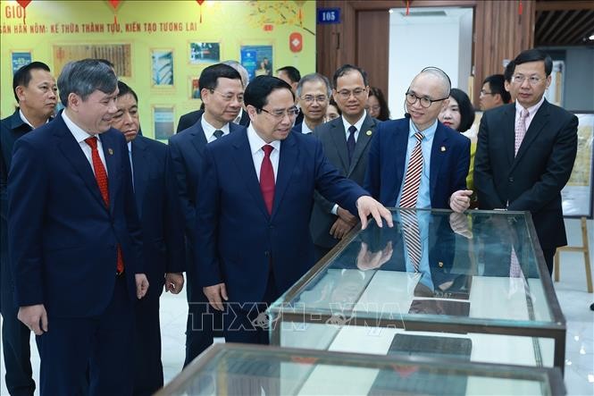 Thủ tướng Phạm Minh Chính tham quan không gian trưng bày kết quả nghiên cứu về khoa học - xã hội tại Viện Hàn lâm Khoa học và Xã hội Việt Nam.