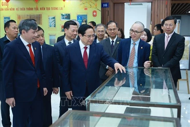 Thủ tướng Phạm Minh Chính tham quan không gian trưng bày kết quả nghiên cứu về khoa học - xã hội tại Viện Hàn lâm Khoa học và Xã hội Việt Nam.