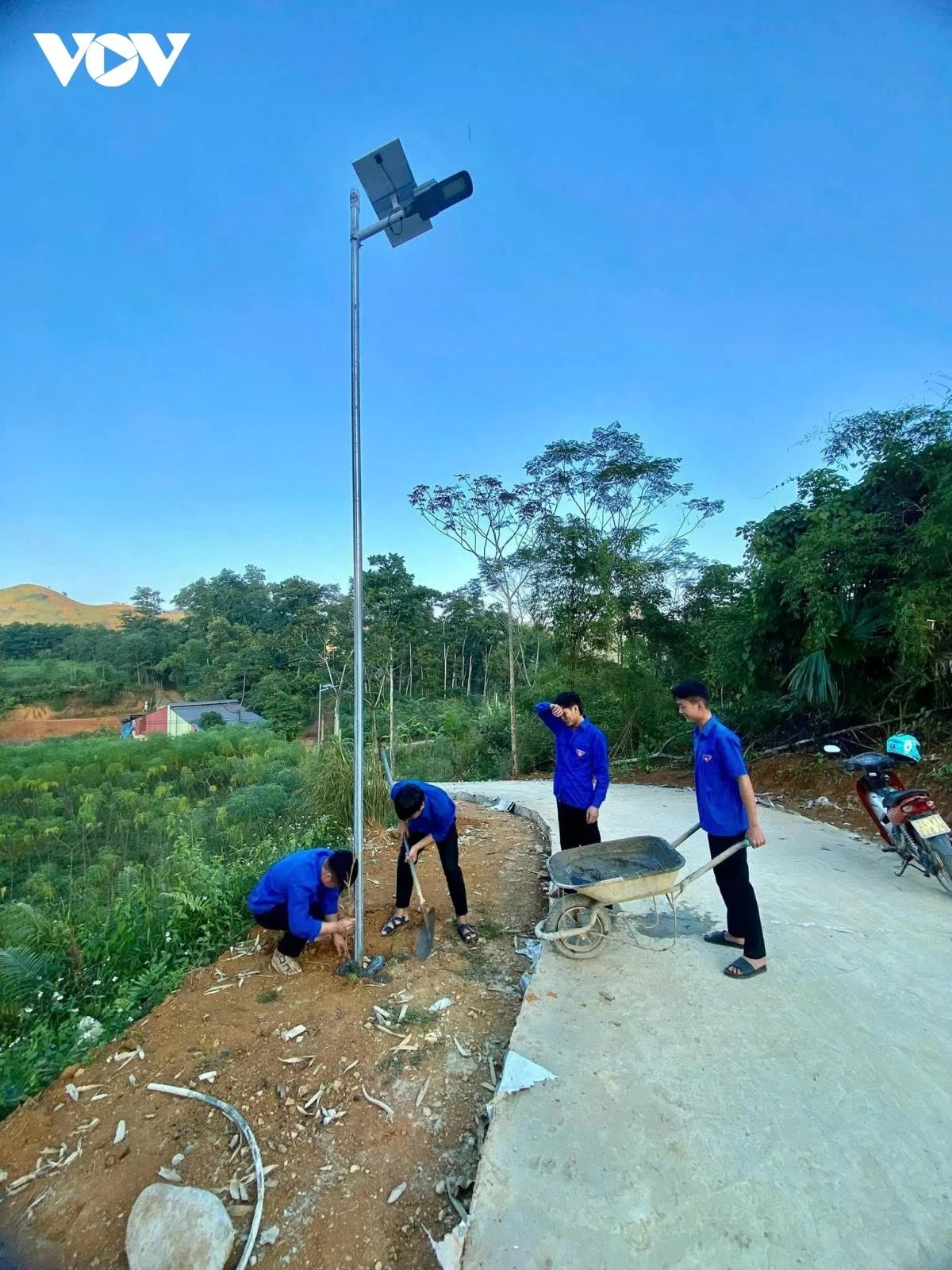 Đoàn viên thanh niên xã Khánh Yên hỗ trợ nhân dân hoàn thành công trình thắp sáng đường quê.