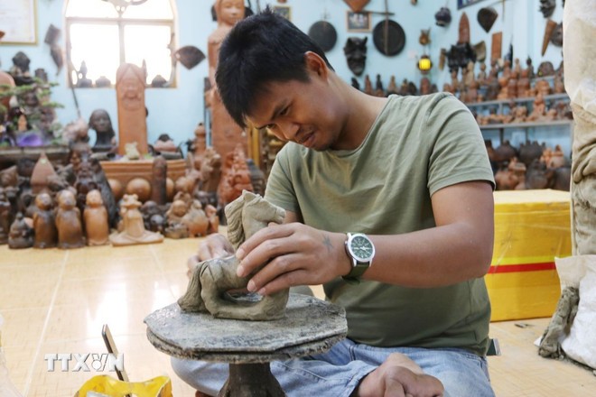 Thợ gốm Hợp tác xã gốm Chăm Bàu Trúc (xã Ninh Phước, tỉnh Khánh Hòa) tạo hình linh vật ngựa bằng phương pháp thủ công truyền thống.