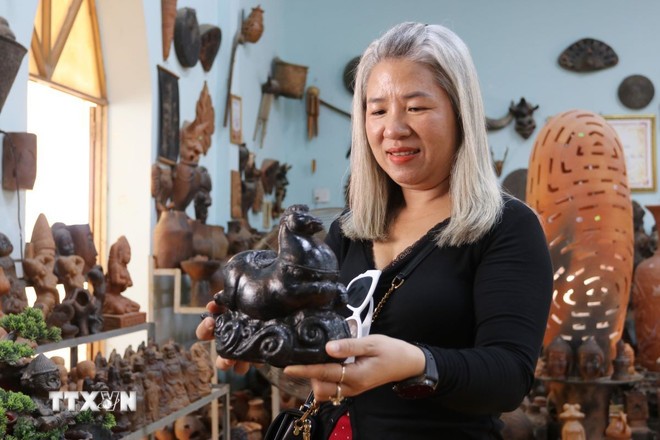 Khách hàng lựa chọn linh vật ngựa gốm của Hợp tác xã gốm Chăm Bàu Trúc (xã Ninh Phước, Khánh Hòa).