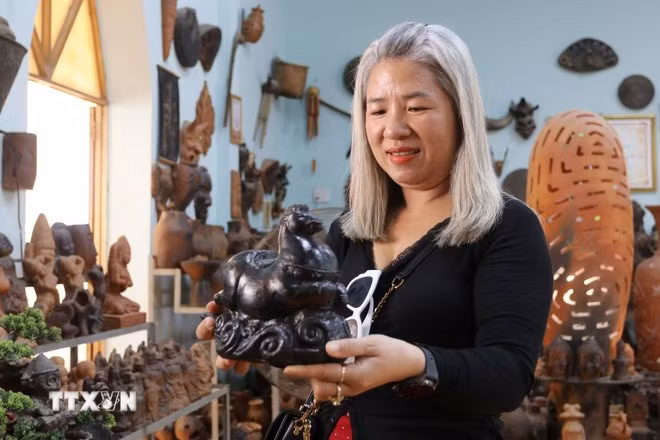Khách hàng lựa chọn linh vật ngựa gốm của Hợp tác xã gốm Chăm Bàu Trúc (xã Ninh Phước, Khánh Hòa).