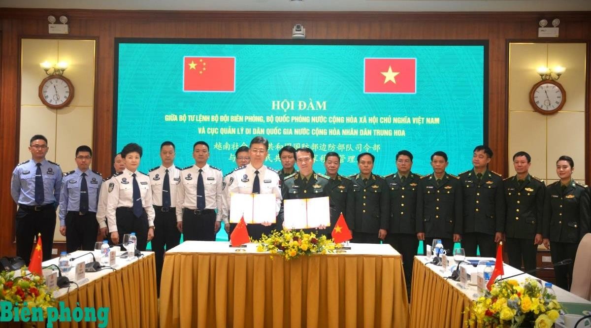 Trung tướng Vũ Trung Kiên và đồng chí Lưu Hải Đào, Phó Cục trưởng Cục Quản lý Di dân Quốc gia Trung Quốc trao biên bản Hội đàm giữa Bộ Tư lệnh Bộ đội Biên phòng Việt Nam và Cục Quản lý Di dân Quốc gia Trung Quốc, tại Hà Nội, ngày 10/12/2025.