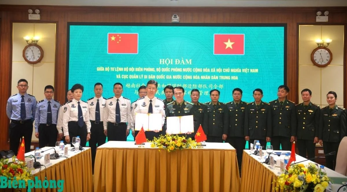 Trung tướng Vũ Trung Kiên và đồng chí Lưu Hải Đào, Phó Cục trưởng Cục Quản lý Di dân Quốc gia Trung Quốc trao biên bản Hội đàm giữa Bộ Tư lệnh Bộ đội Biên phòng Việt Nam và Cục Quản lý Di dân Quốc gia Trung Quốc, tại Hà Nội, ngày 10/12/2025.