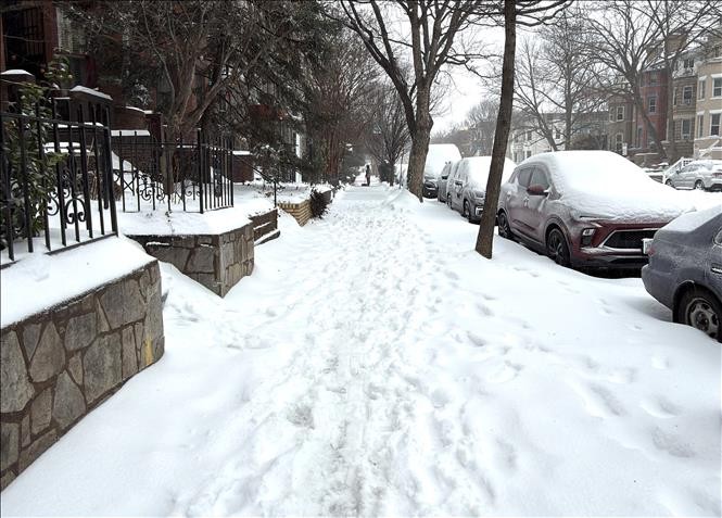 Tuyết phủ kín vỉa hè phố Calvert ở thủ đô Washington ngày 25/1/2026.