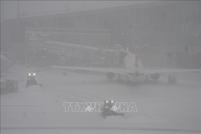 Xe dọn tuyết hoạt động tại sân bay LaGuardia ở New York (Mỹ) ngày 25/1/2026. Do ảnh hưởng của bão tuyết, hơn 19.000 chuyến bay đã bị hủy kể từ ngày 24/1. Các sân bay lớn tại Washington, Philadelphia và New York gần như đình trệ hoàn toàn.
