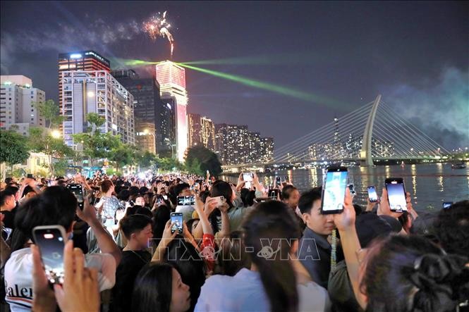 Đông đảo người dân tập trung ở khu vực bến Bạch Đằng (phường Sài Gòn, TP Hồ Chí Minh) để đón xem màn pháo hoa mừng năm mới 2026.
