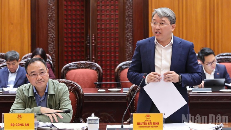 Bộ trưởng Tư pháp Nguyễn Hải Ninh phát biểu ý kiến tại cuộc họp.