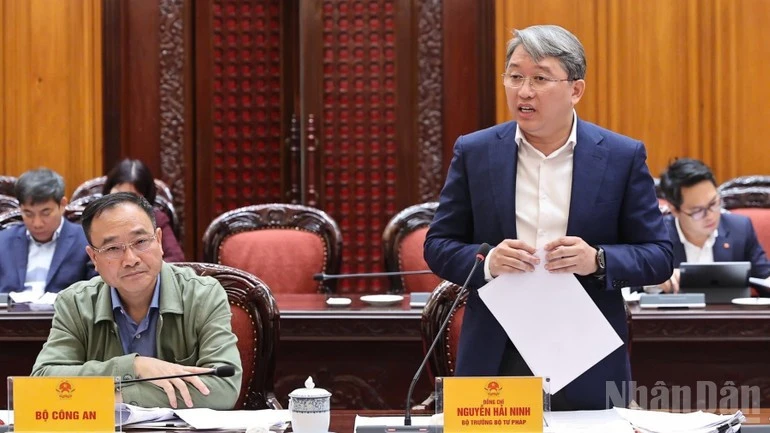 Bộ trưởng Tư pháp Nguyễn Hải Ninh phát biểu ý kiến tại cuộc họp.