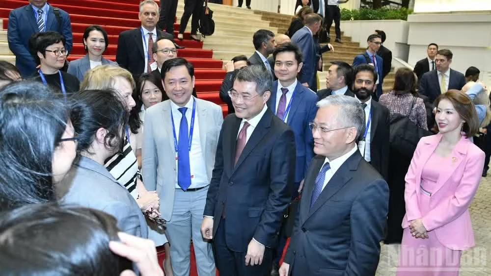 Thủ tướng Chính phủ Lê Minh Hưng trao đổi với đại diện lãnh đạo các doanh nghiệp lớn của Hoa Kỳ.