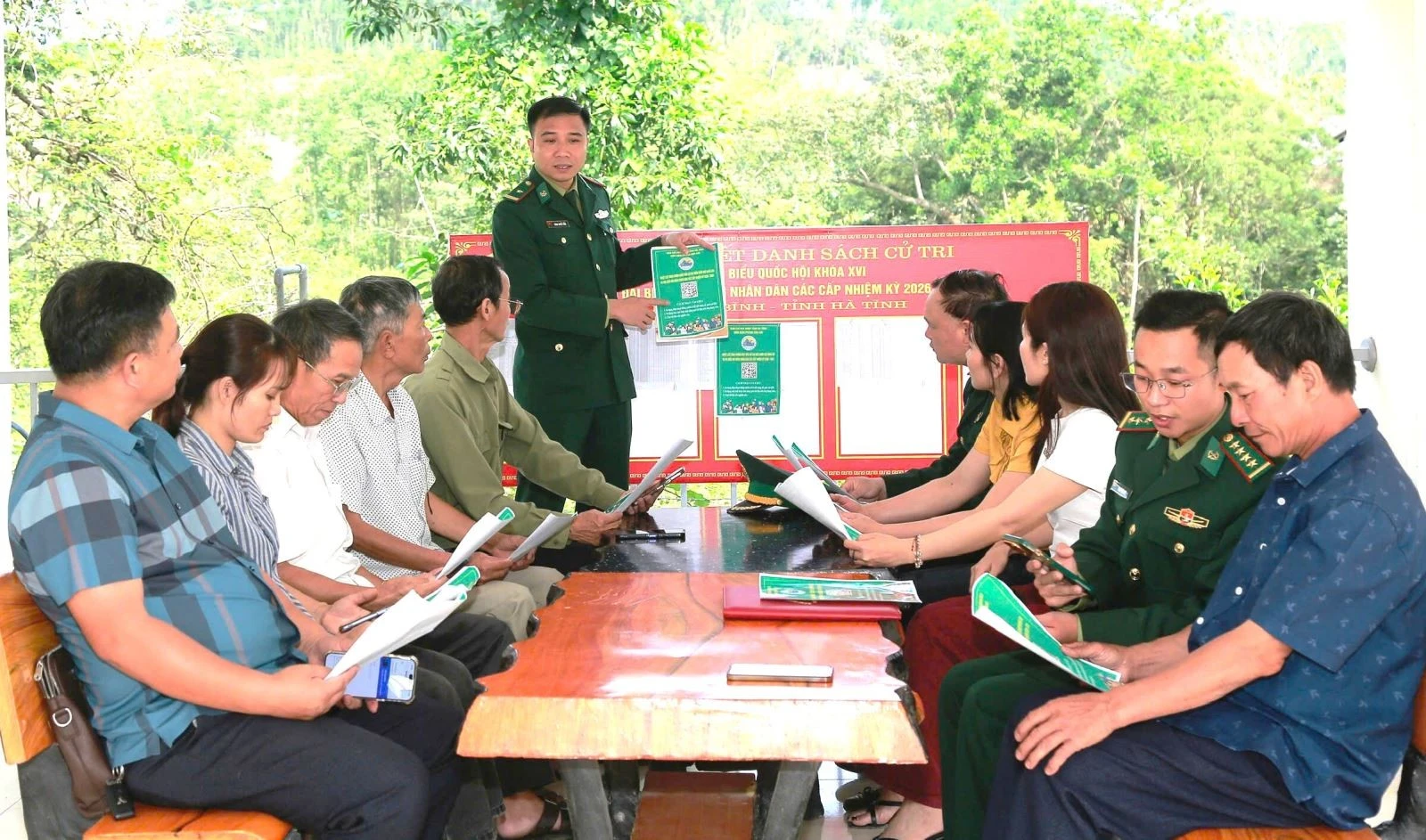 Cán bộ, chiến sĩ Đồn Biên phòng Hòa Hải (Ban Chỉ huy BĐBP Hà Tĩnh) tổ chức tuyên truyền bầu cử đại biểu Quốc hội khóa XVI và đại biểu HĐND các cấp, nhiệm kỳ 2026 - 2031 tại các thôn trên địa bàn xã Hương Bình theo hình thức công nghệ số, tạo mã QR; đồng thời kết hợp tuyên truyền theo hình thức “Đi từng ngõ, gõ từng nhà”.