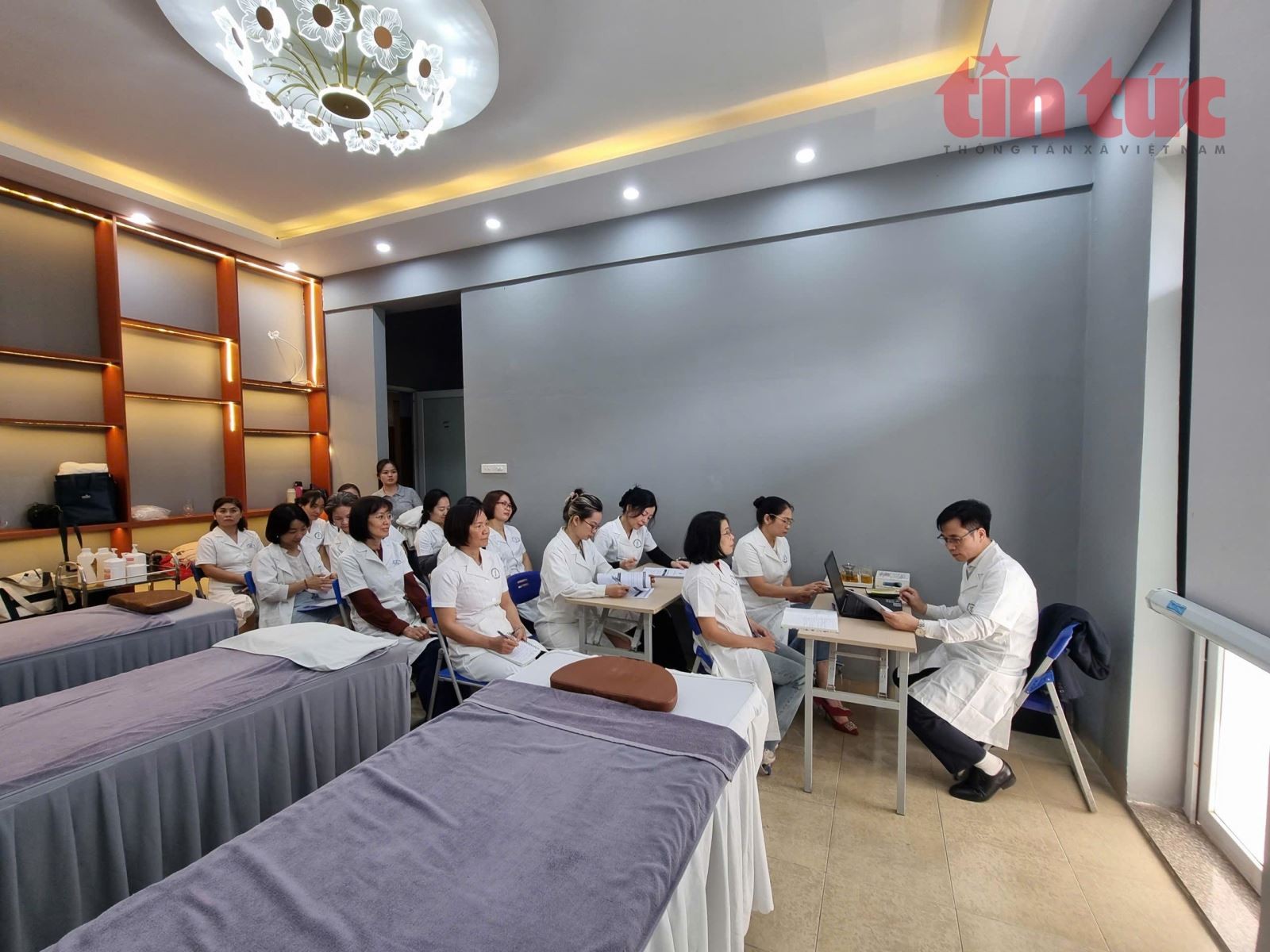 Lớp đào tạo nghề kỹ thuật xoa bóp bấm huyệt theo chính sách bảo hiểm thất nghiệp tại trường Trung cấp Y khoa Việt Nam.