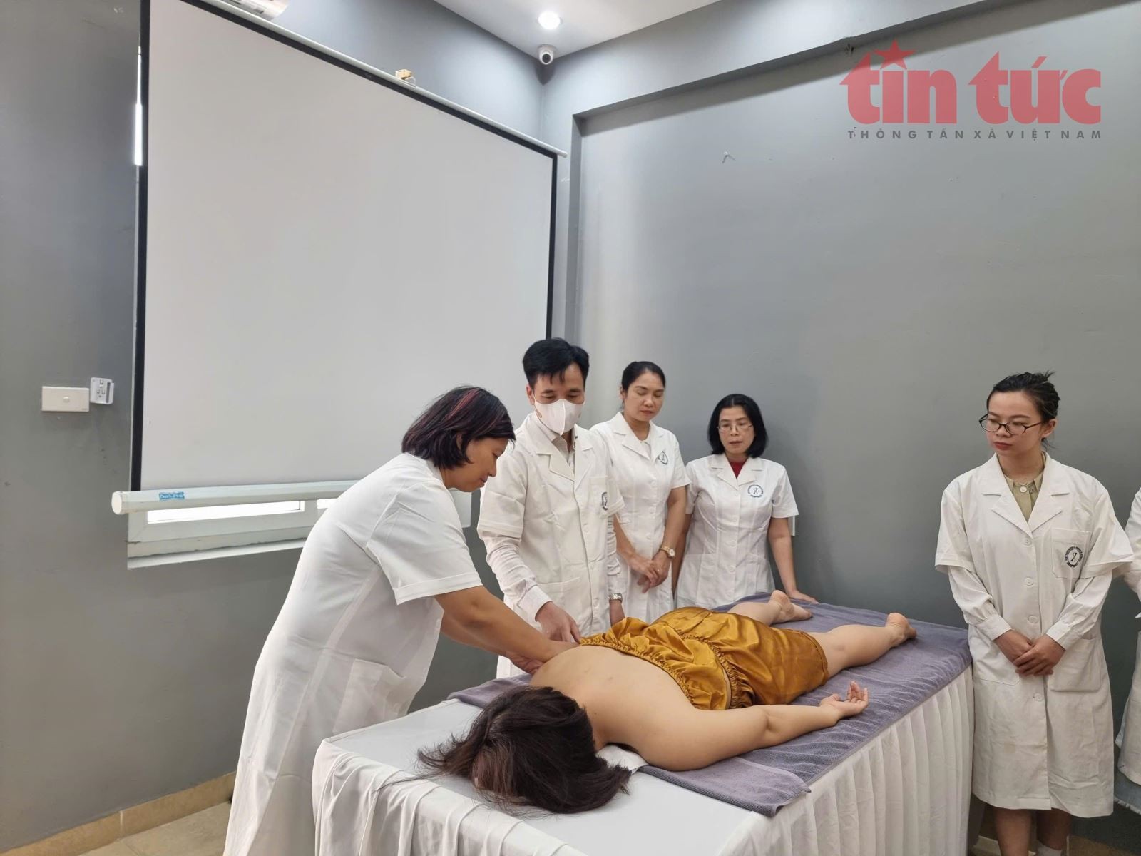 Sau khi học lý thuyết, học viên được hướng dẫn thực hành.