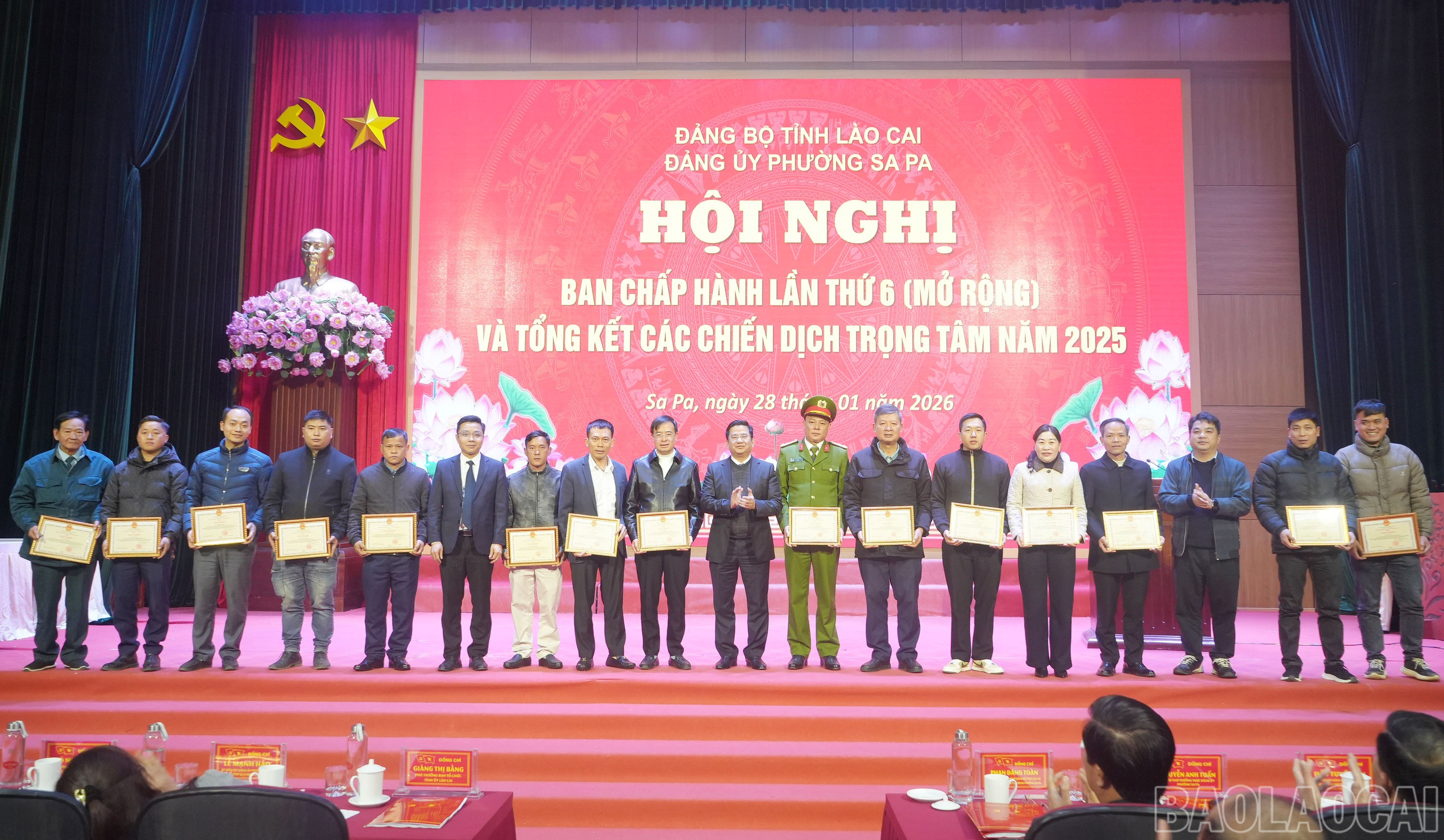 baolaocai-br_khen-thuong-cho-cac-tap-the-ca-nhan-co-thanh-tich-xuat-sac-trong-chien-dich-100-ngay-dem-cai-tao-nang-cap-duong-do-thi-sa-pa.jpg