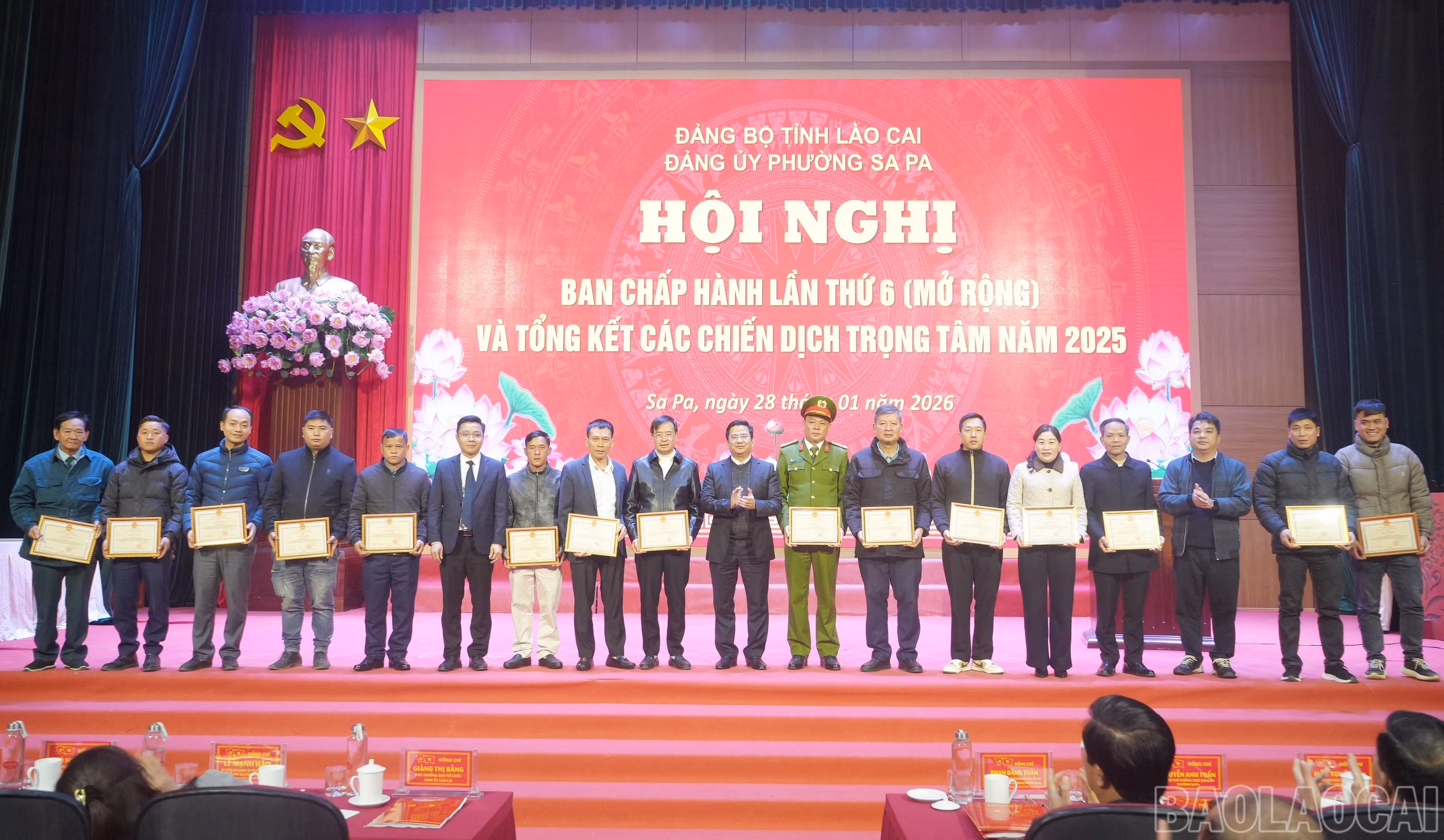 baolaocai-br_khen-thuong-cho-cac-tap-the-ca-nhan-co-thanh-tich-xuat-sac-trong-chien-dich-100-ngay-dem-cai-tao-nang-cap-duong-do-thi-sa-pa.jpg