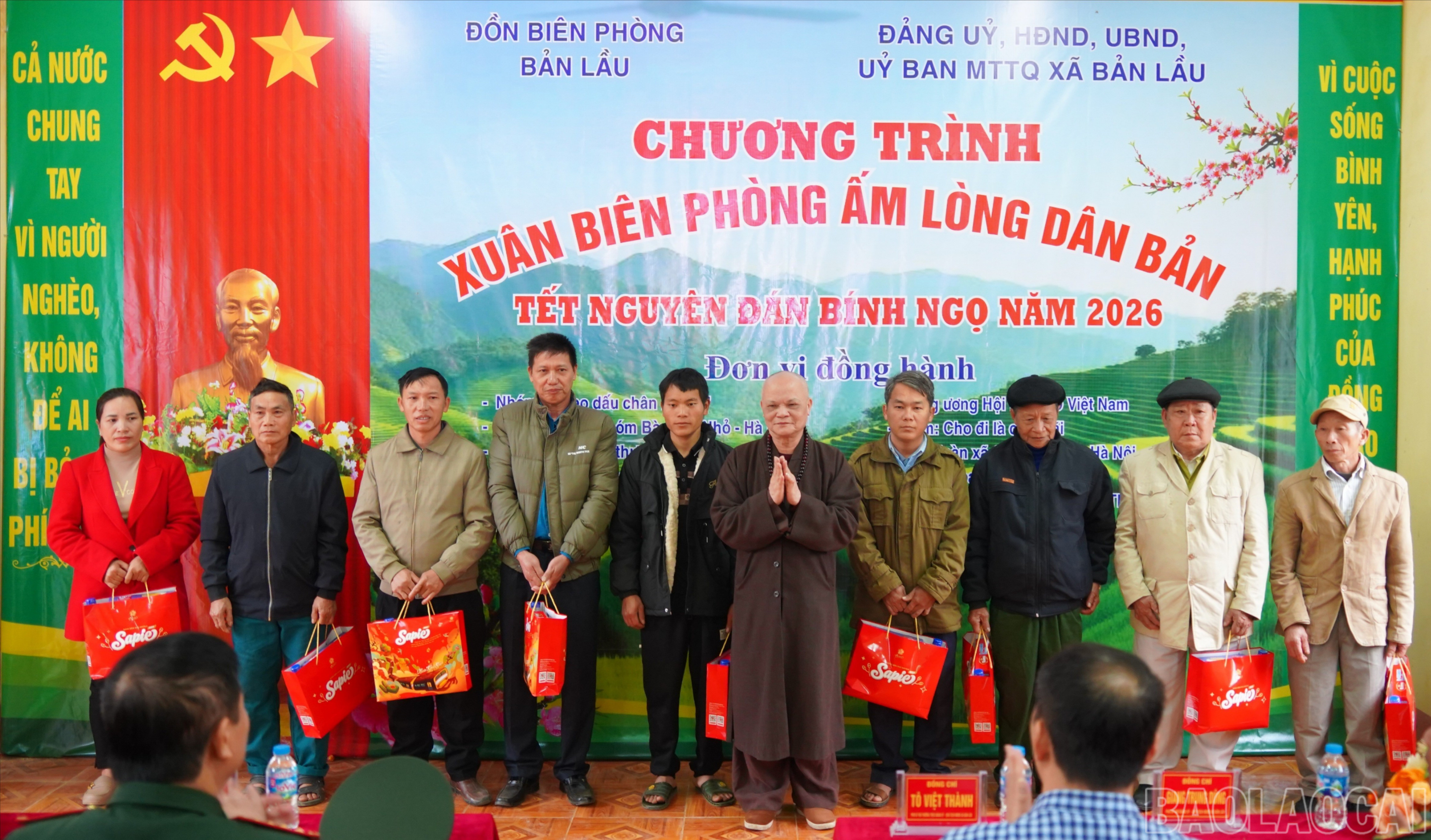 Đại diện nhà hảo tâm trao quà Tết cho các hộ có hoàn cảnh khó khăn.