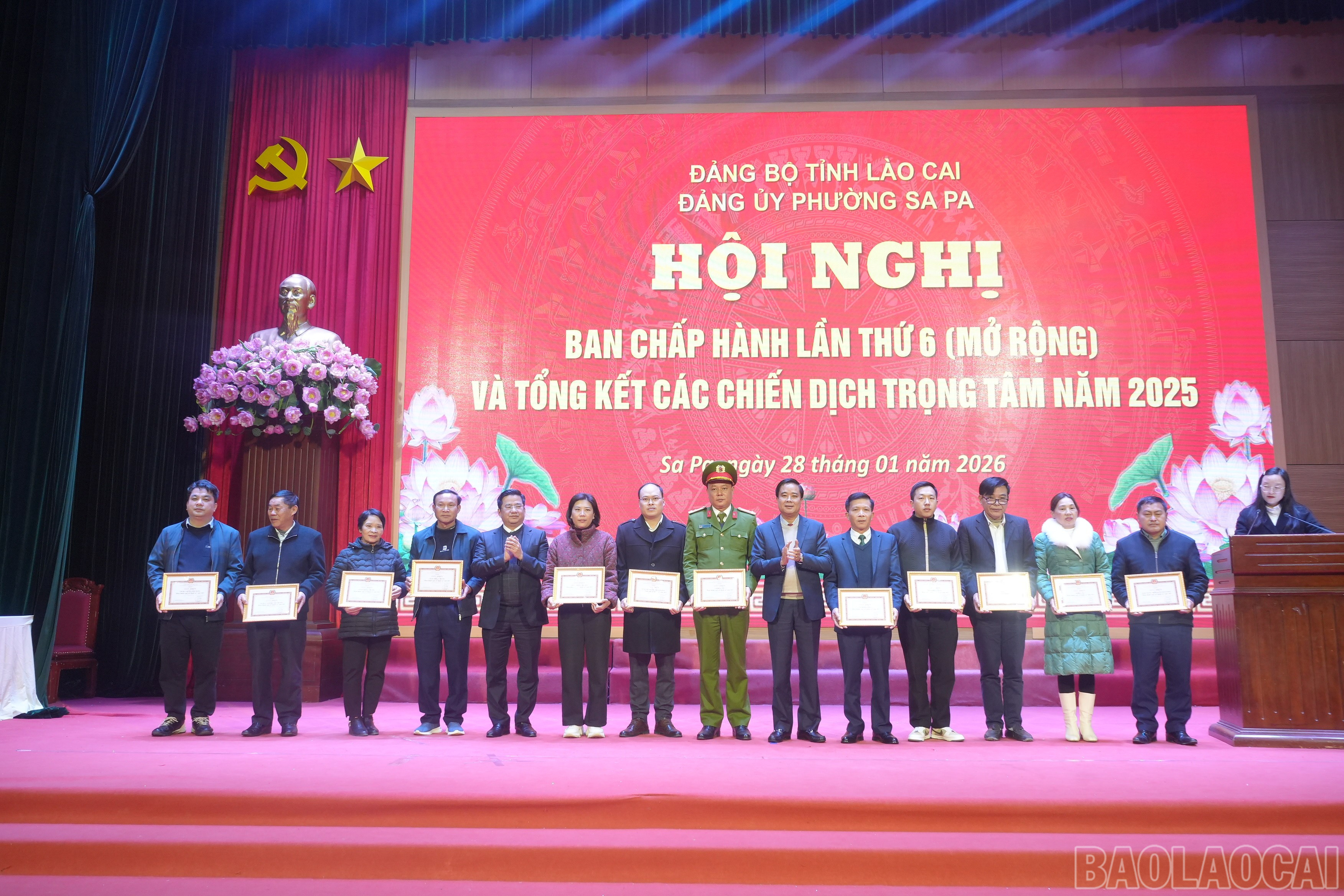 baolaocai-br_trao-giay-khen-cho-cac-to-chuc-co-so-dang-co-thanh-tich-xuat-sac-trong-nam-2025.jpg
