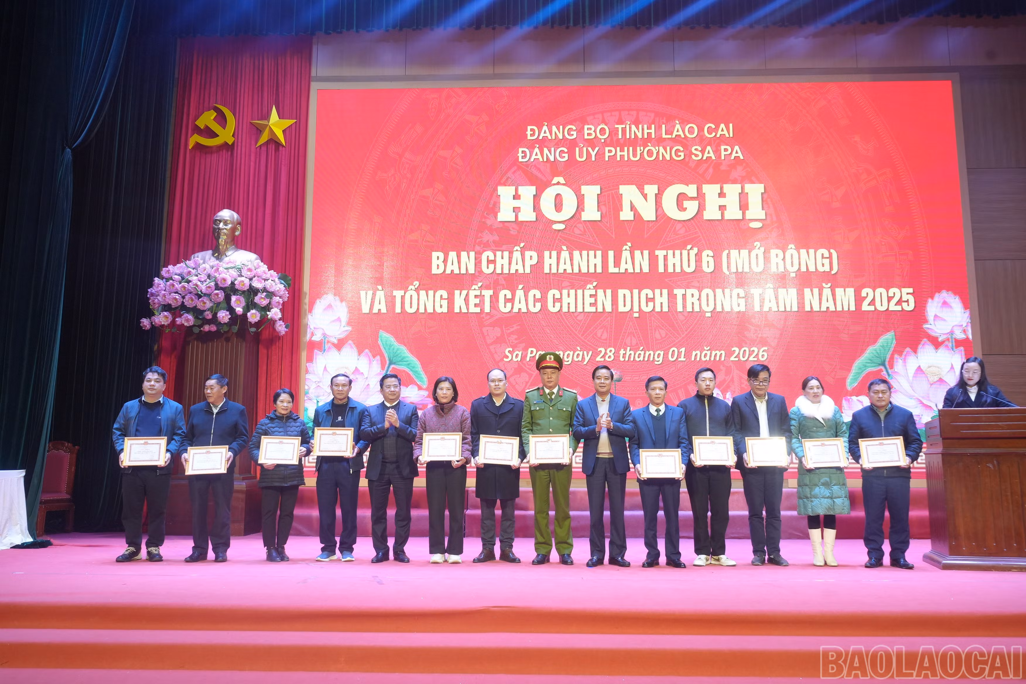 baolaocai-br_trao-giay-khen-cho-cac-to-chuc-co-so-dang-co-thanh-tich-xuat-sac-trong-nam-2025.jpg