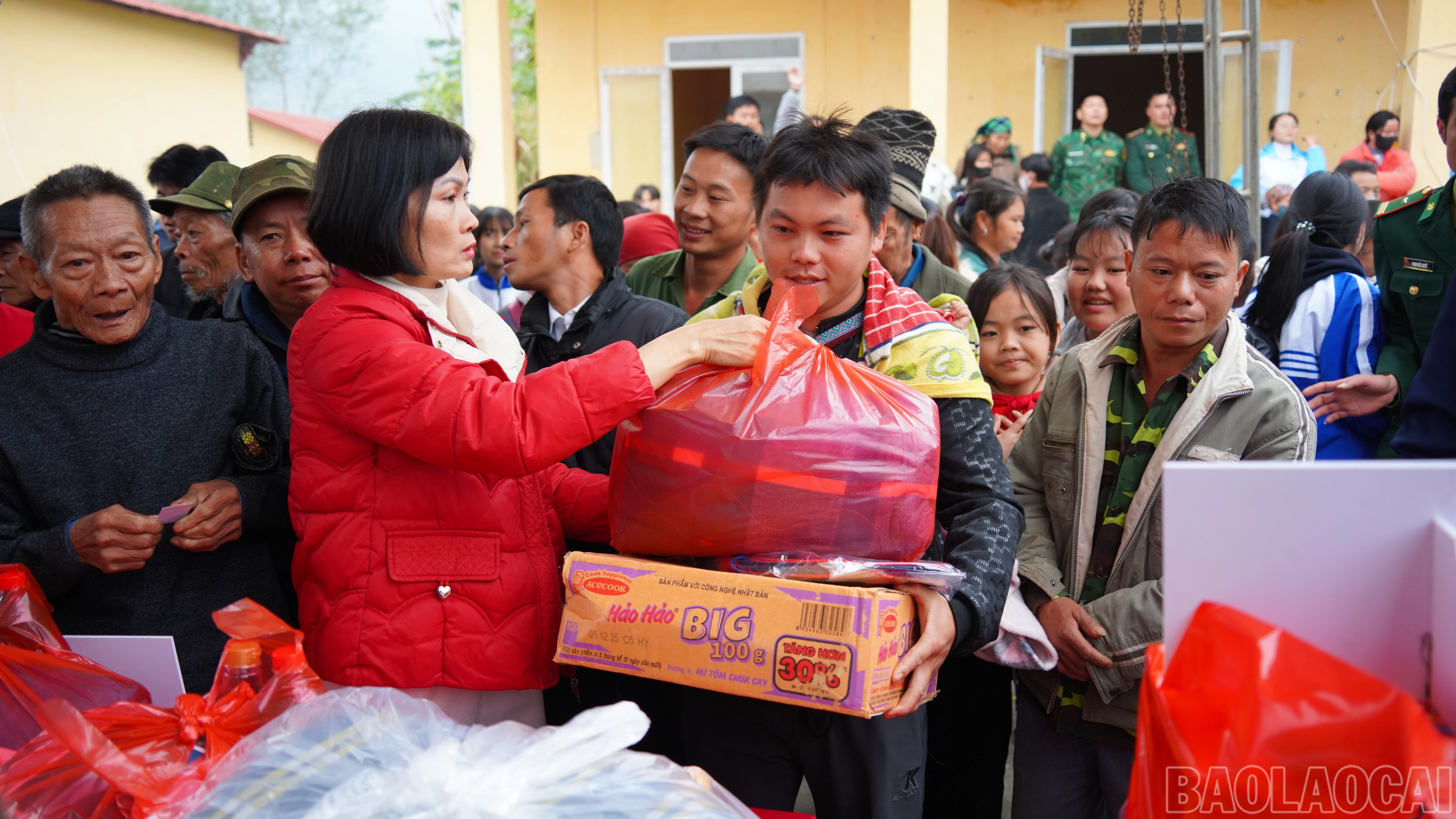 baolaocai-br_trao-qua-cua-don-vi-dong-hanh-cho-nhan-dan-trong-chuong-trinh-xuan-bien-phong-am-long-dan-ban-9329.jpg