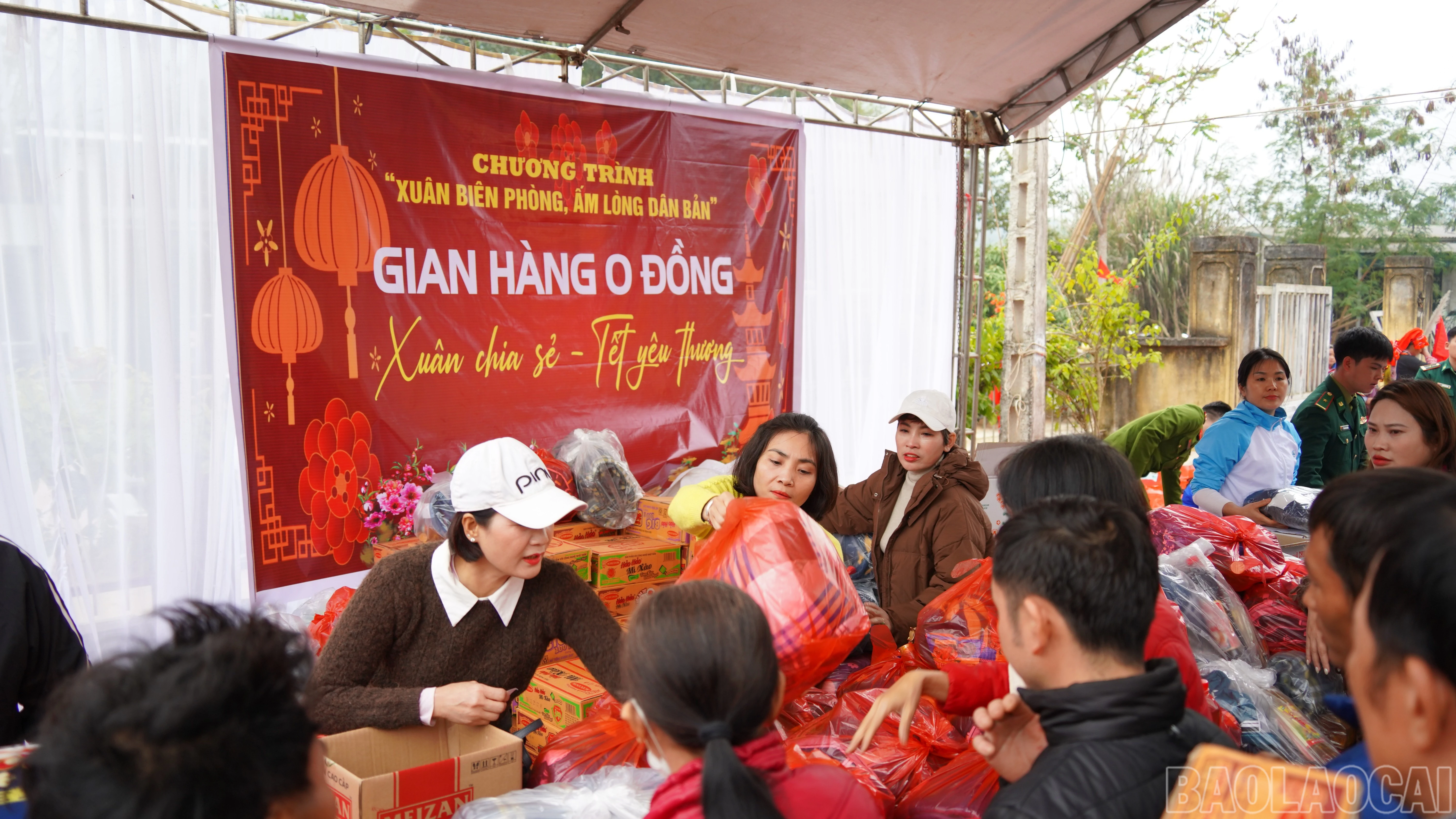 baolaocai-br_trao-qua-cua-don-vi-dong-hanh-cho-nhan-dan-trong-chuong-trinh-xuan-bien-phong-am-long-dan-ban.jpg