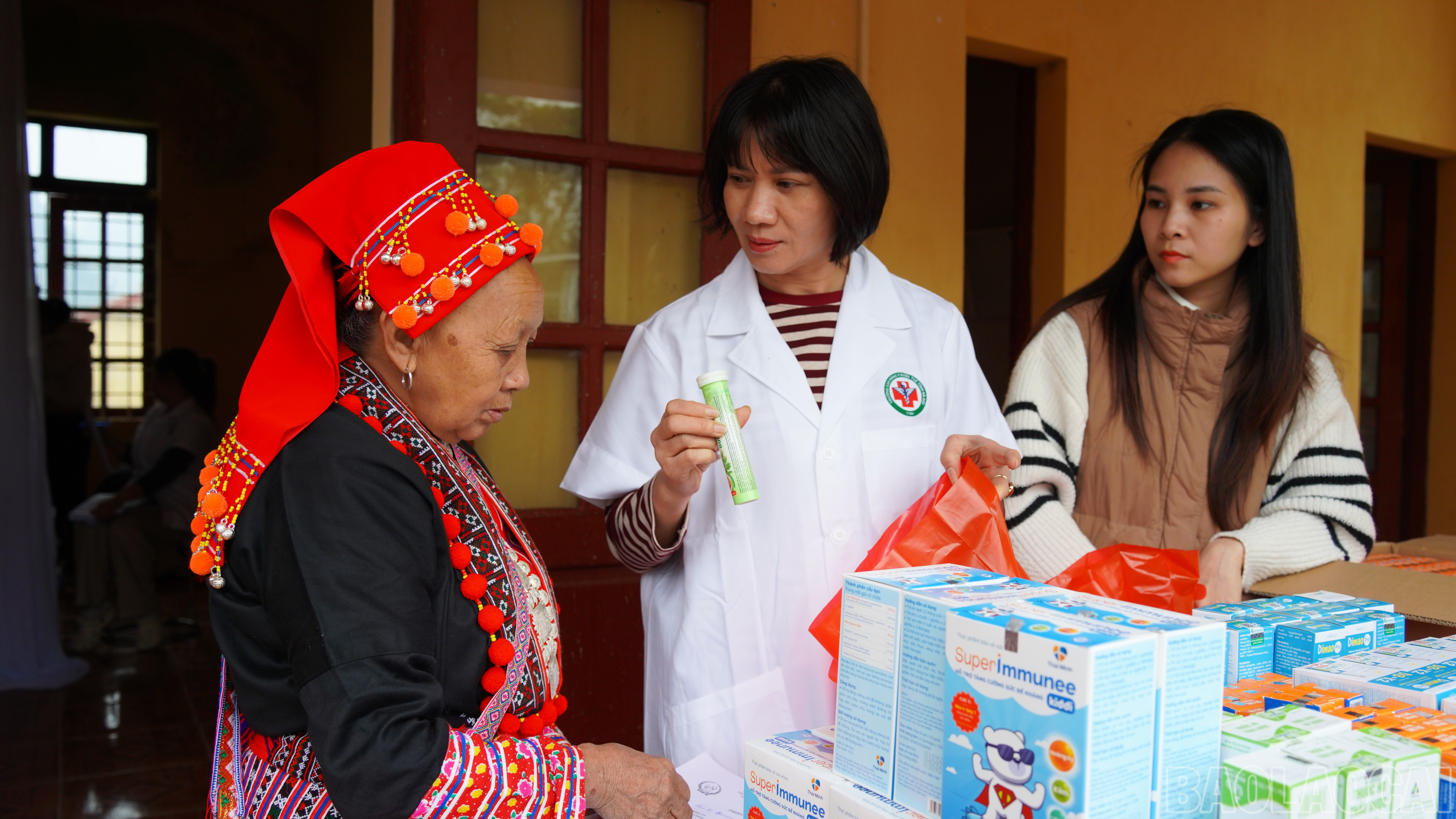 Chương trình tổ chức khám, tư vấn sức khỏe và cấp thuốc miễn phí.