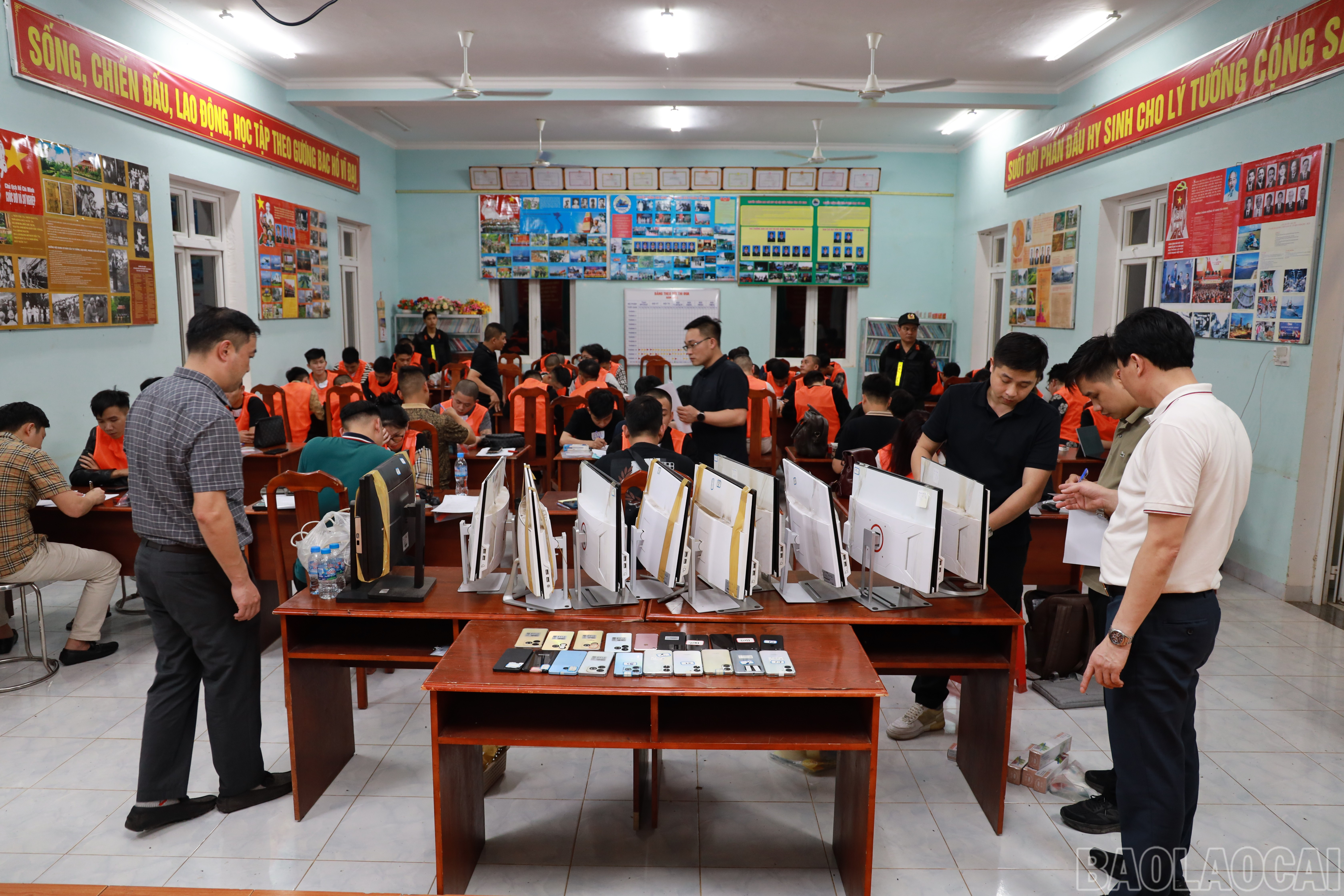 Các đối tượng và tang vật sau khi được trao trả tại Việt Nam