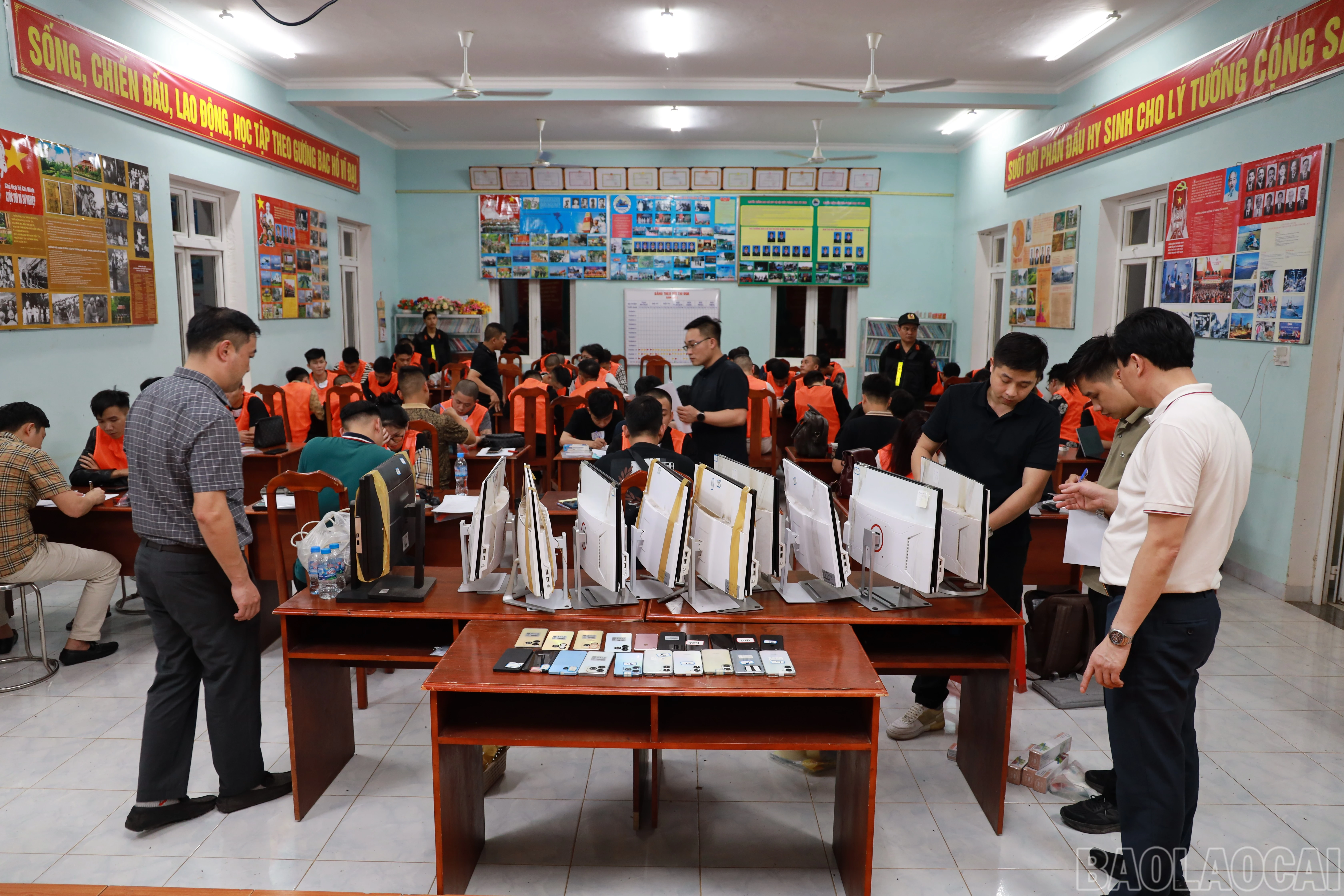 Các đối tượng và tang vật sau khi được trao trả tại Việt Nam