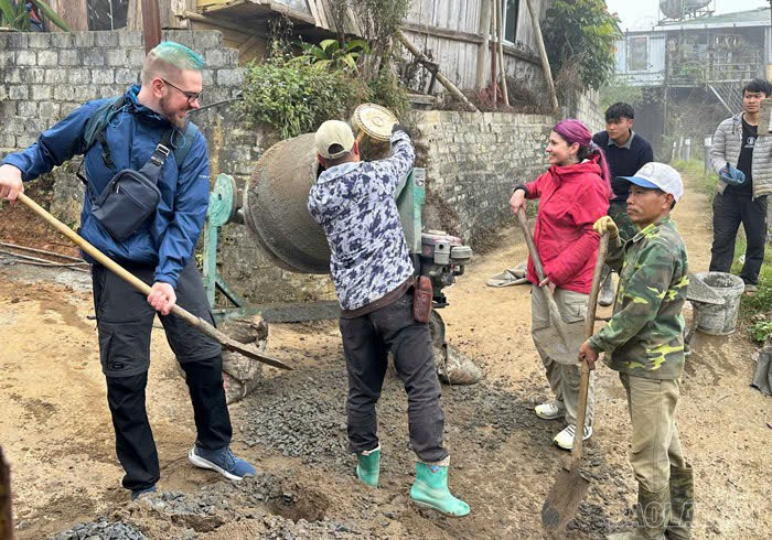 Khách du lịch cùng người dân tham gia chiến dịch.