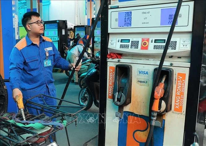 Một số sản phẩm xăng phổ biến được bán cho người tiêu dùng.