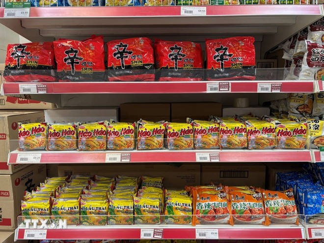 Các sản phẩm mì tôm được bày bán trong siêu thị Loon Fung ở London.