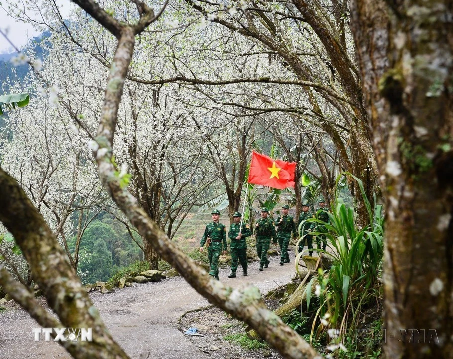 Cán bộ, chiến sỹ Đồn Biên phòng Thàng Tín (Hà Giang) tuần tra, kiểm soát địa bàn.