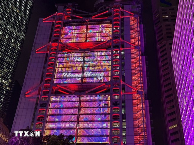 Hình ảnh dòng chữ Năm mới được chiếu trên các tòa nhà ở khu vực Central ở Hong Kong, Trung Quốc.