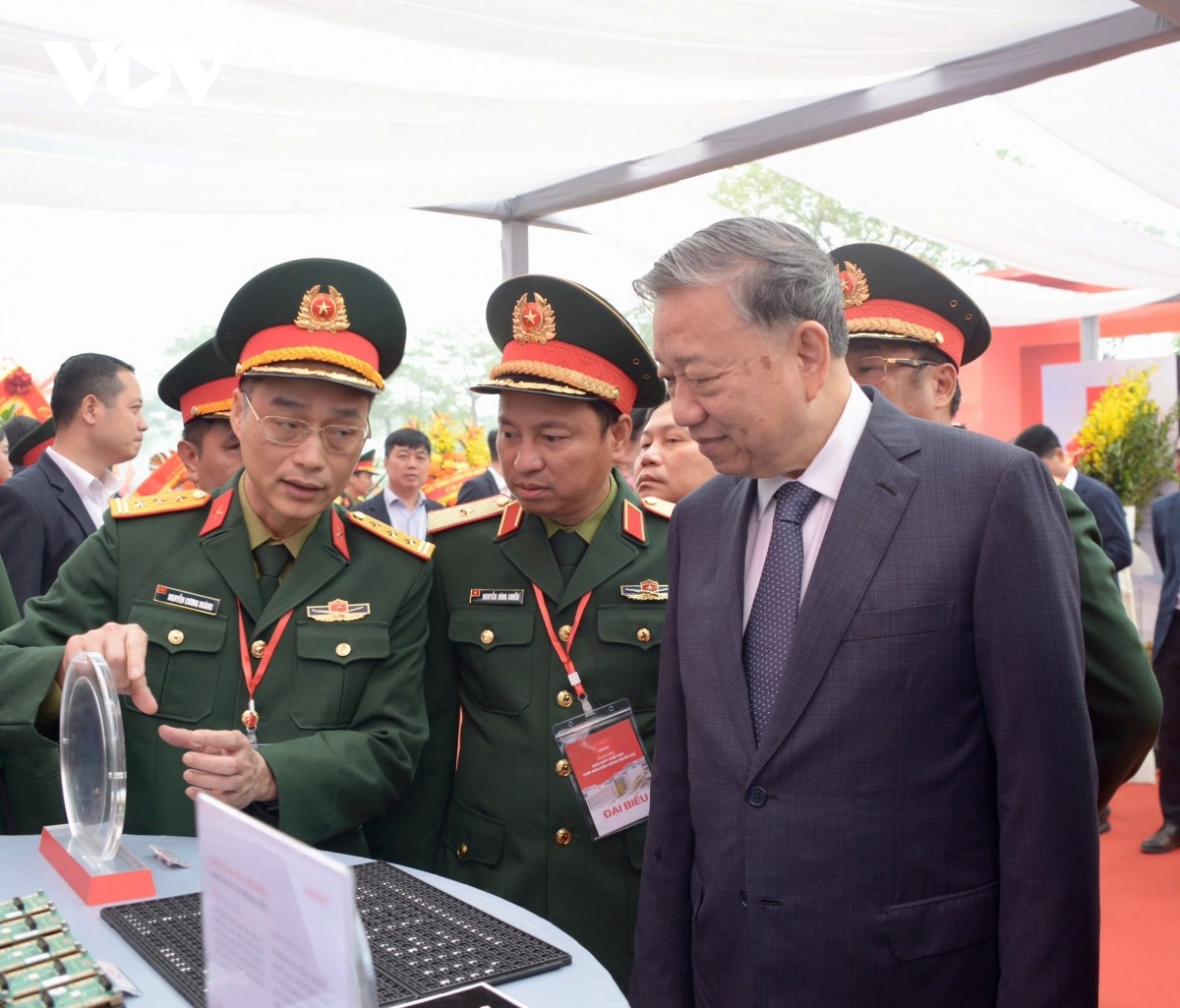 Tổng Bí thư Tô Lâm và các đại biểu tham quan gian trưng bày tại buổi lễ.