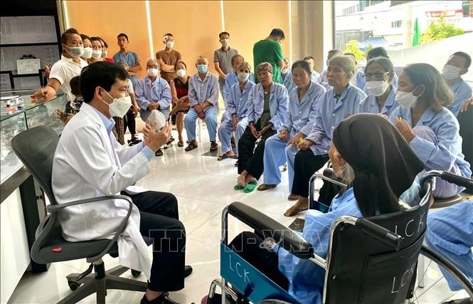 Bác sỹ Nguyễn Văn Cảnh tư vấn về chăm sóc, bảo vệ mắt cho người cao tuổi tỉnh Tuyên Quang.