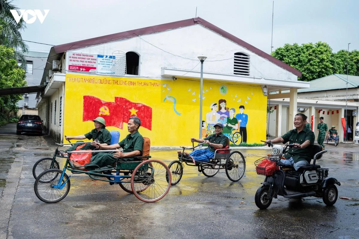Trong khuôn viên Trung tâm Điều dưỡng Thương binh Thuận Thành (tỉnh Bắc Ninh) hình ảnh những người lính già ngồi trên chiếc xe ba bánh đã trở thành cảnh quen thuộc suốt nhiều thập kỷ. Những ngày tháng 7, không khí nơi đây rộn ràng hơn khi đón các đoàn khách, đồng đội và người thân về thăm những người lính đã gửi lại một phần thân thể nơi chiến trường.