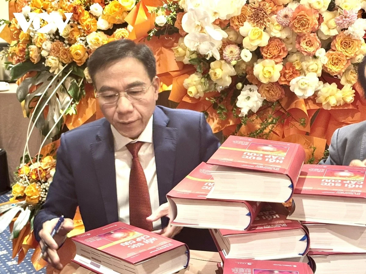 TS.BS Lê Hồng Trung- Phó Chủ tịch Chi hội Hồi sức Cấp cứu &amp; Chống độc Hà Nội và các tỉnh phía Bắc, Giám đốc Sở Y tế tỉnh Phú Thọ - 1 trong 4 đồng tác giả cuốn sách.