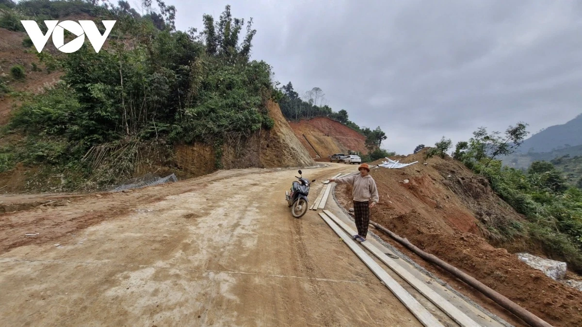 Chị Triệu Thị Lưu cho biết, nhà có đất ven đường, nhà nước lấy bao nhiêu thì gia đình hiến bấy nhiêu để làm đường đẹp.