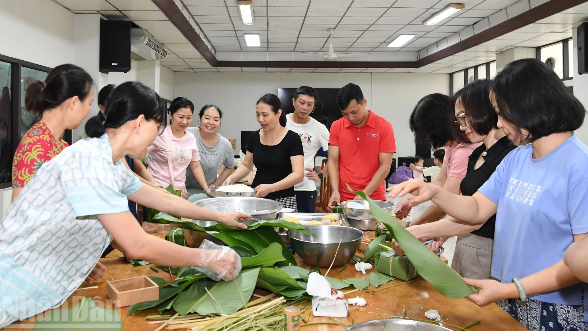 Gói bánh chưng cũng là dịp để cán bộ, nhân viên Đại sứ quán Việt Nam tại Thái Lan thân thiết, gần gũi nhau hơn.