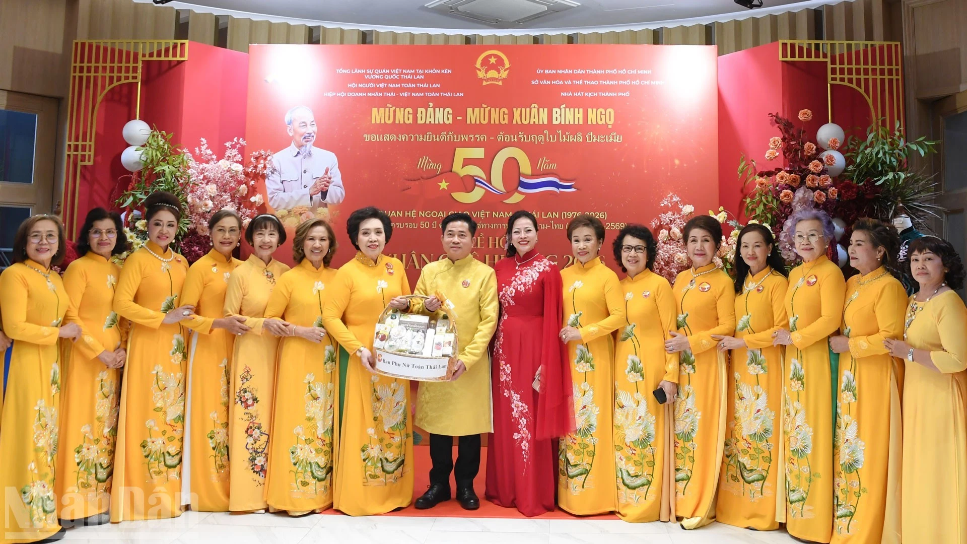 Những tà áo dài Việt Nam trên đất Thái Lan.