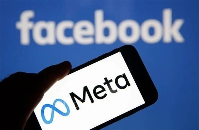 Biểu tượng Meta và Facebook trên màn hình điện thoại thông minh.