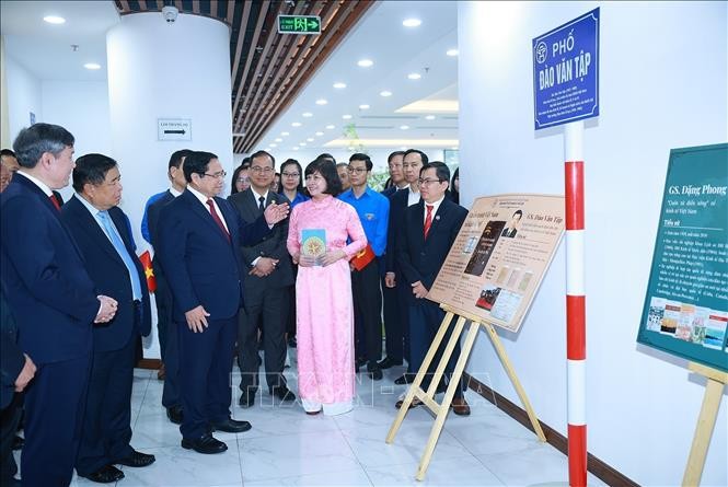 Thủ tướng Phạm Minh Chính tham quan không gian trưng bày kết quả nghiên cứu về khoa học - xã hội tại Viện Hàn lâm Khoa học và Xã hội Việt Nam.